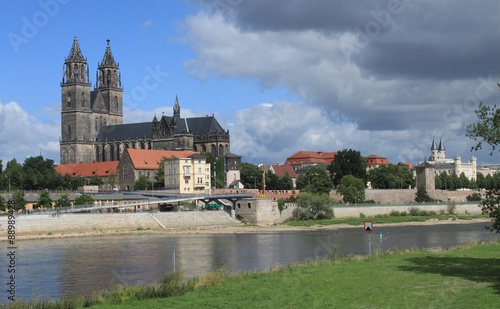 Blick über die Elbe zum Magdeburger Dom