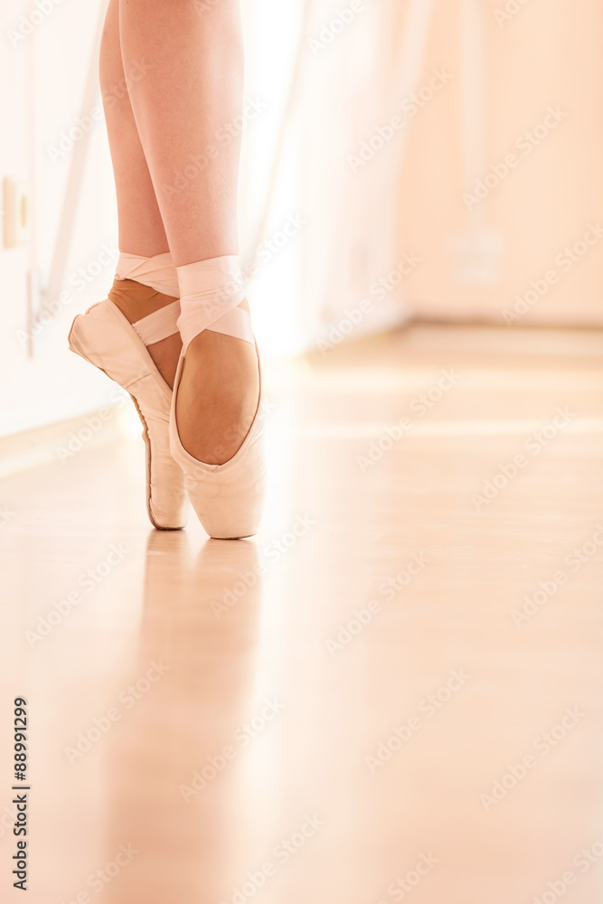 Obraz premium Legs of young ballerina, ballet dancing class 