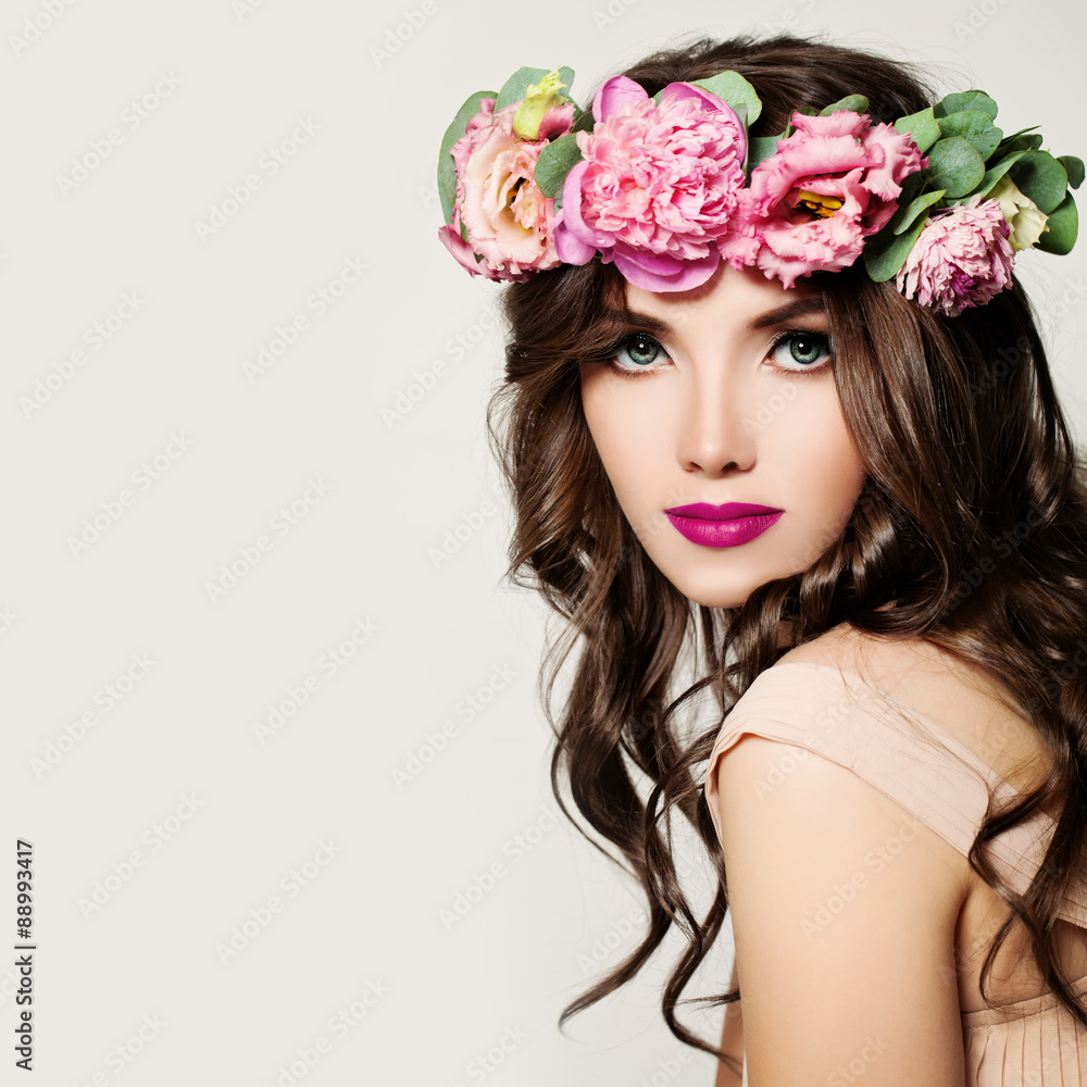 Naklejka premium Fashion Woman. Girl with Makeup, Curly Hair and Pink Flowers