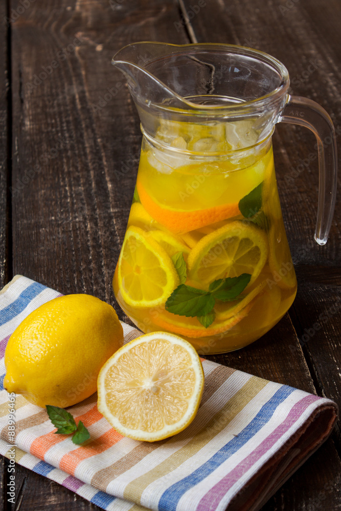 лимонад и лимоны на деревянном столе