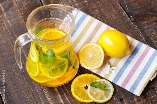 лимонад и лимоны на деревянном столе