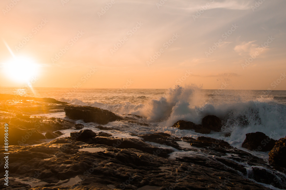 Sonnenaufgang mit tosenden Wellen im Süden von Sri Lanka