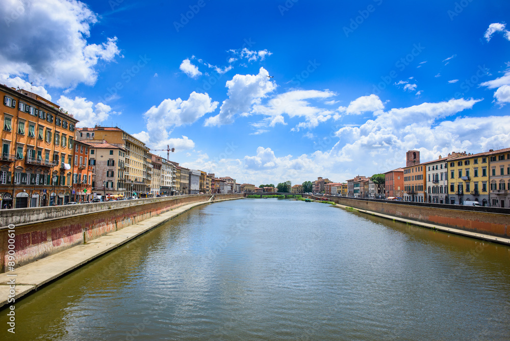 Veduta dei Lungarni di Pisa, cielo e nuvole