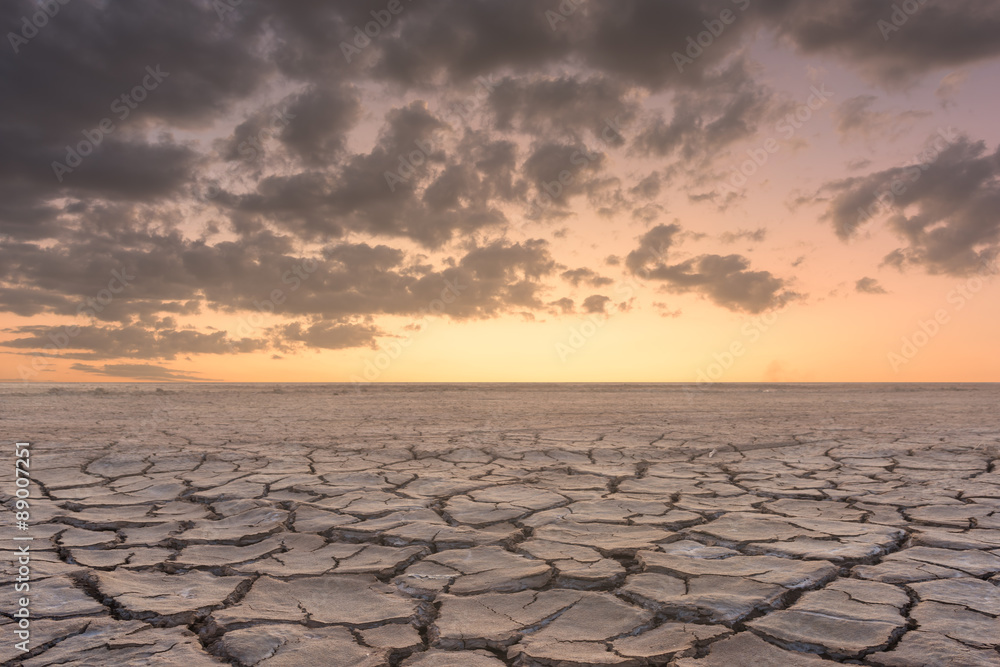 Fotografia Soil drought cracked landscape sunset