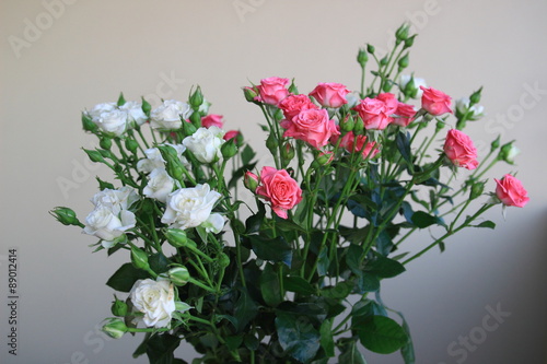 Wallpaper Mural Букет из белых и розовых роз Torontodigital.ca