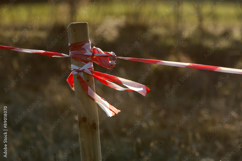 Pfahl mit Absperrband