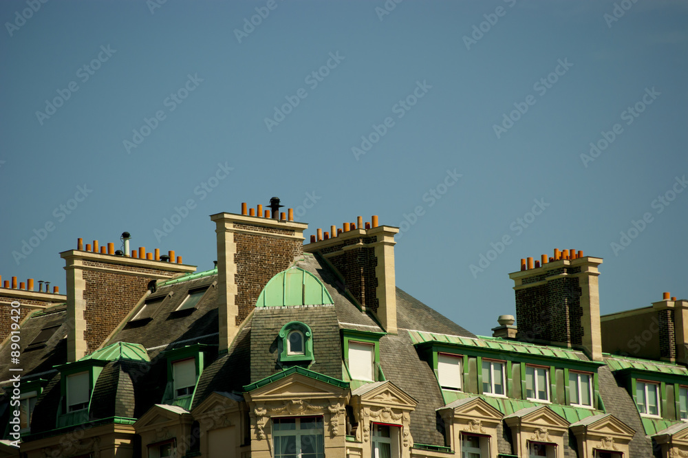 Cimeneas sobre el tejado de las casas en París Cimeneas sobre el tejado de las casas en París