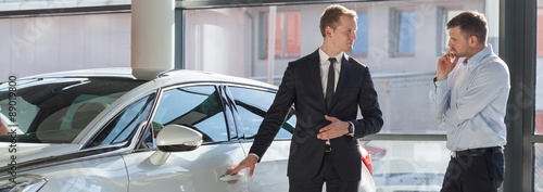 Billede på lærred Car dealer selling expensive car
