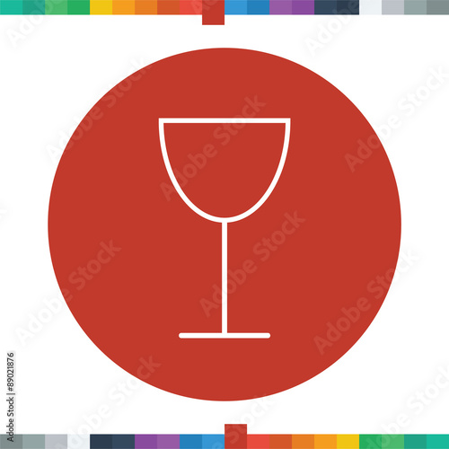 Flat cocktail icon in a circle.