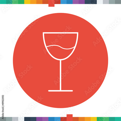 Flat cocktail icon in a circle.