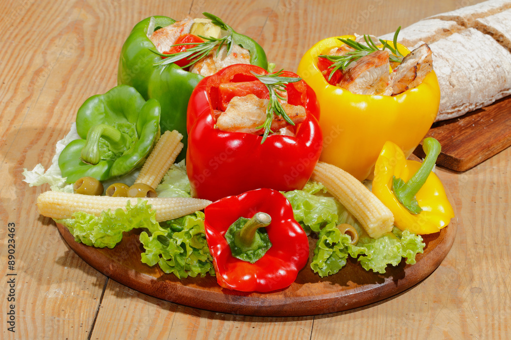 Paprikaschoten, gefüllt, gegrillte Putenbrust, Gemüse, Salat Paprikaschoten, gefüllt, gegrillte Putenbrust, Gemüse, Salat