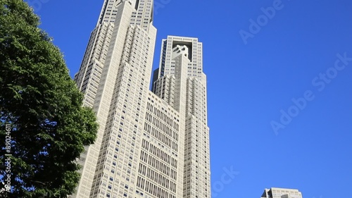 東京都庁ビルと青空　チルトアップ