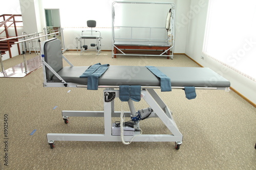 Bed for standing physiotherapy training unit