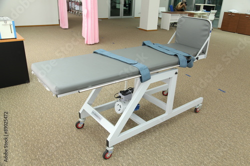 Bed for standing physiotherapy training unit