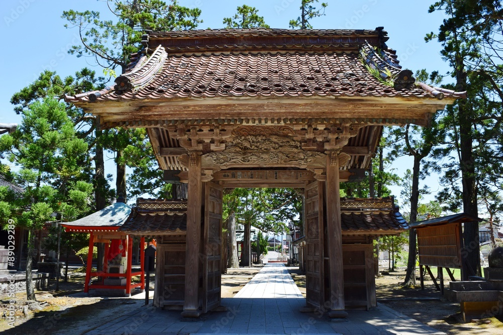 善法寺・曹洞宗三大祈願所・山形県鶴岡市／山形県鶴岡市にある善法寺を撮影した写真です。善宝寺は平安時代、妙達上人が開いた龍華寺に始まる曹洞宗寺院であり、小田原の最乗寺、豊川の妙厳寺とともに曹洞宗三大祈願所のひとつです。海の守護神である、龍神さまを祀っている寺院として、北海道、東北、北陸をはじめ全国の漁業関係者より絶大な信頼があります。かつて、池の人面魚が有名になったことがあります。