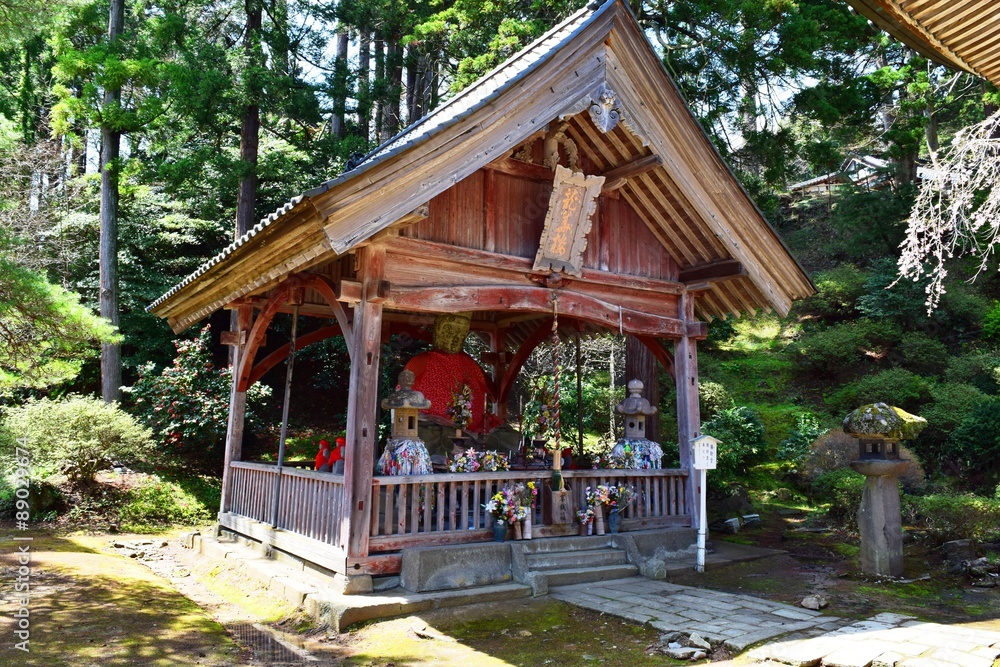 善法寺・曹洞宗三大祈願所・山形県鶴岡市/山形県鶴岡市にある善法寺を撮影した写真です。善宝寺は平安時代、妙達上人が開いた龍華寺に始まる曹洞宗寺院であり、小田原の最乗寺、豊川の妙厳寺とともに曹洞宗三大祈願所のひとつです。海の守護神である、龍神さまを祀っている寺院として、北海道、東北、北陸をはじめ全国の漁業関係者より絶大な信頼があります。かつて、池の人面魚が有名になったことがあります。 善法寺・曹洞宗三大祈願所・山形県鶴岡市/山形県鶴岡市にある善法寺を撮影した写真です。善宝寺は平安時代、妙達上人が開いた龍華寺に始まる曹洞宗寺院であり、小田原の最乗寺、豊川の妙厳寺とともに曹洞宗三大祈願所のひとつです。海の守護神である、龍神さまを祀っている寺院として、北海道、東北、北陸をはじめ全国の漁業関係者より絶大な信頼があります。かつて、池の人面魚が有名になったことがあります。