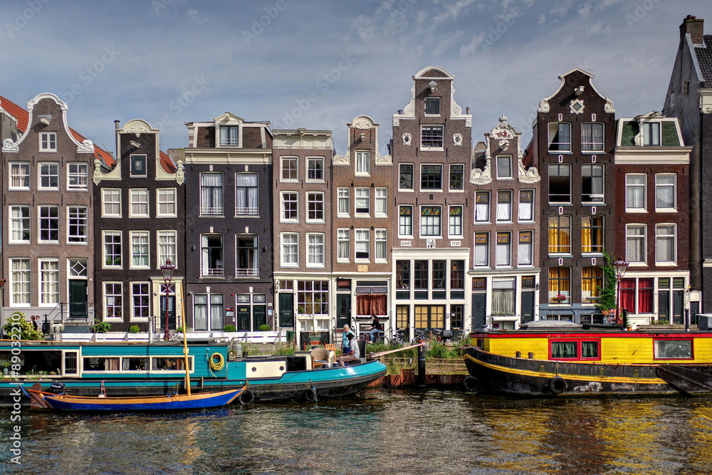 Fototapeta premium Hausboote und Giebel in der Amsterdamer Herengracht
