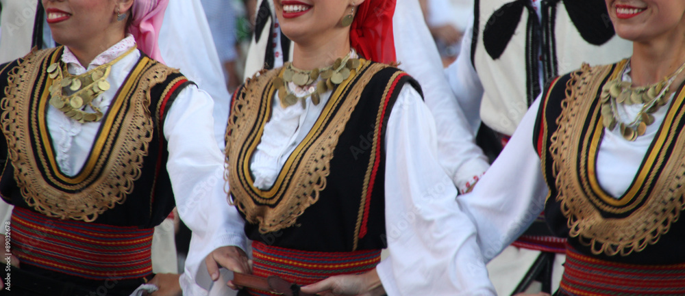 Fototapeta premium Bailarines vestidos con el traje tradicional de Serbia