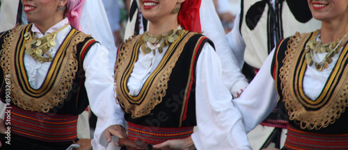 Bailarines vestidos con el traje tradicional de Serbia