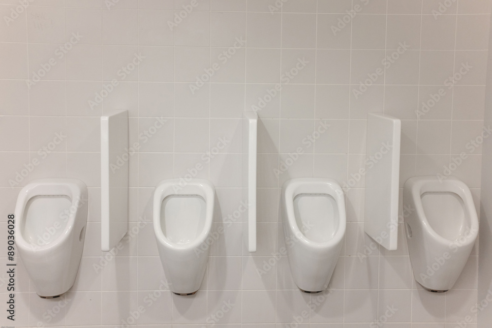 toilette homme pipi urinoir pisser urine Stock Photo | Adobe Stock