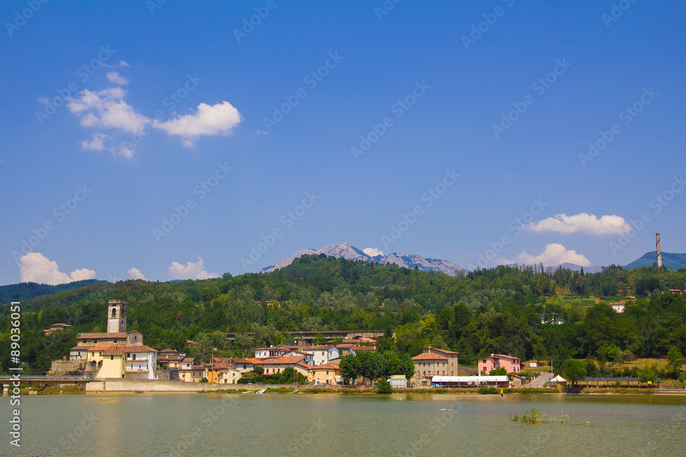 Veduta panoramica del lago di Pontecosi