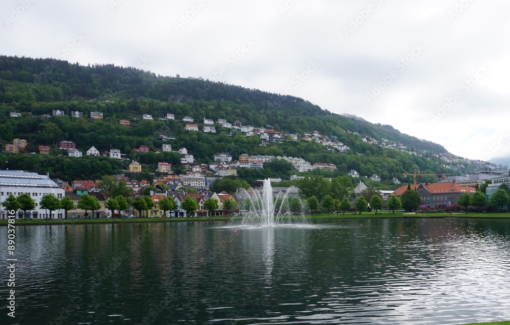 Bergen, See mit Wasserfontaine