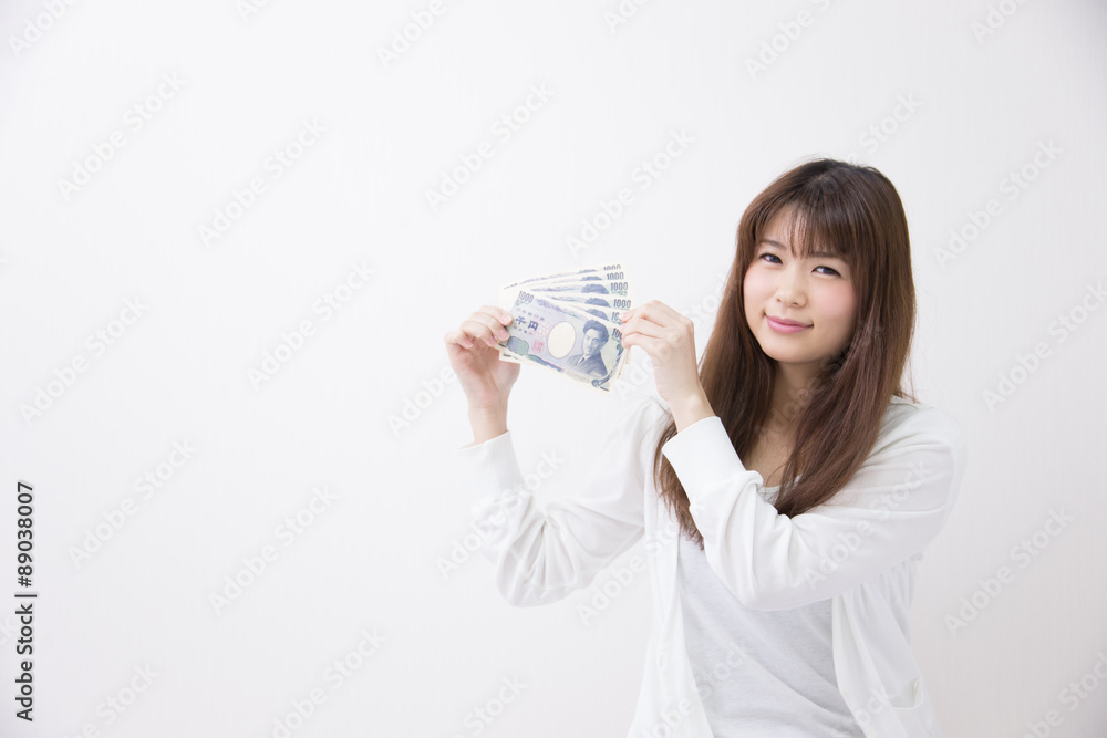 お札を持つ女性