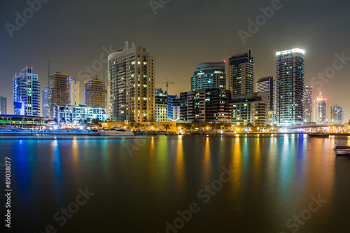 Grattacieni e costruzione alte di dubai con mare al tramonto 