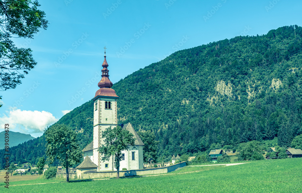 Dorfkirche in den slowenischen Alpen Dorfkirche in den slowenischen Alpen