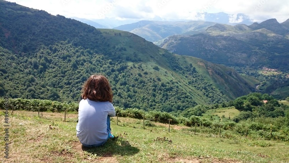 Niña en la montaña