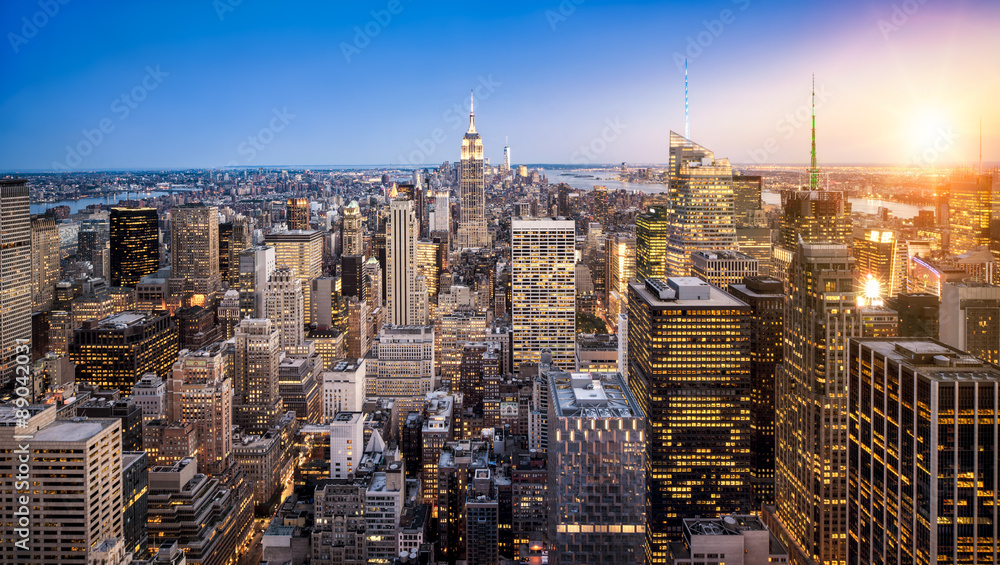 Fototapeta premium Manhattan Skyline mit Empire State Building bei Sonnenuntergang in New York City USA