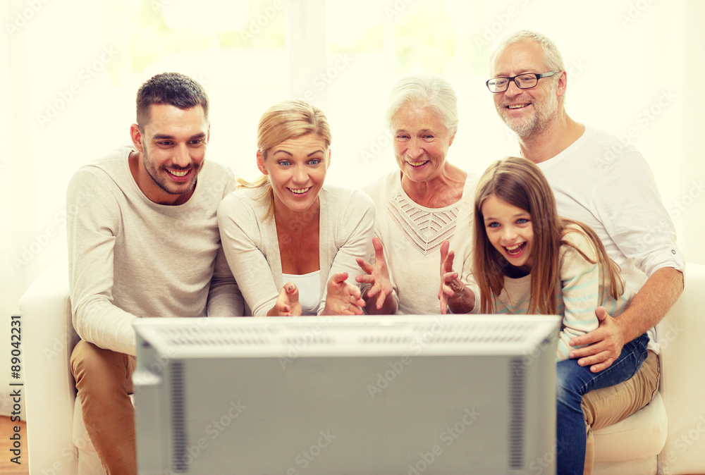 Fototapeta premium happy family watching tv at home