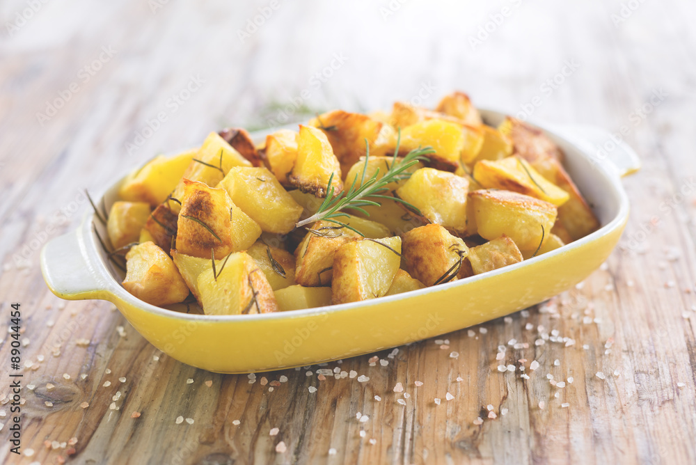 Vassoio di patate cotte al forno, roasted potatoes Vassoio di patate cotte al forno, roasted potatoes