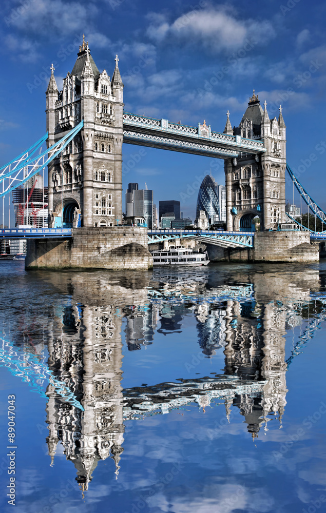Obraz premium Famous Tower Bridge against blue sky in London, England