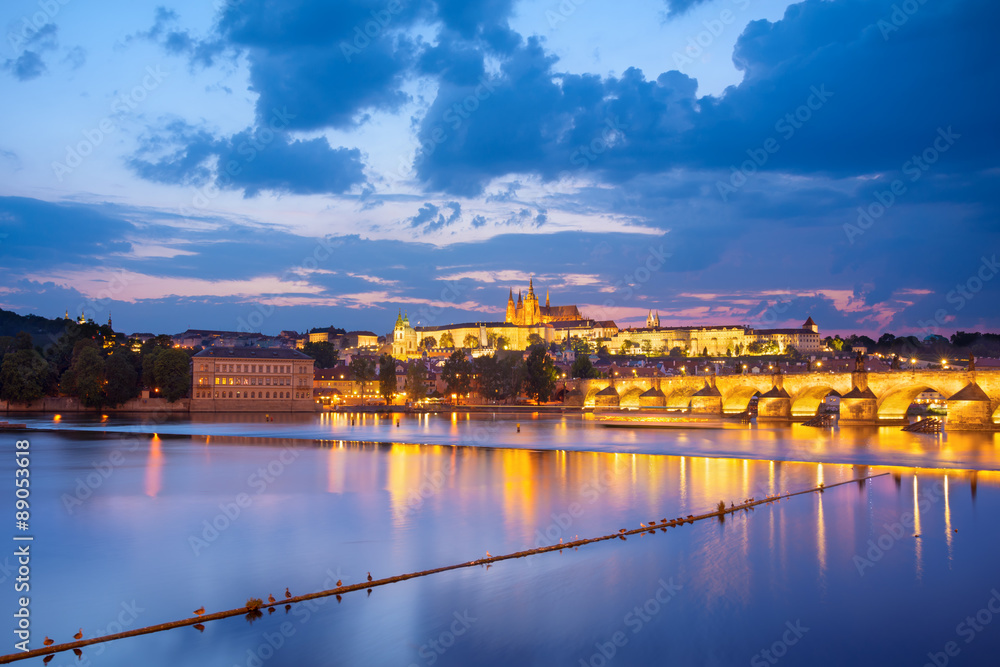 Blick auf die Prager Burg und Karlsbrücke im Sommer
