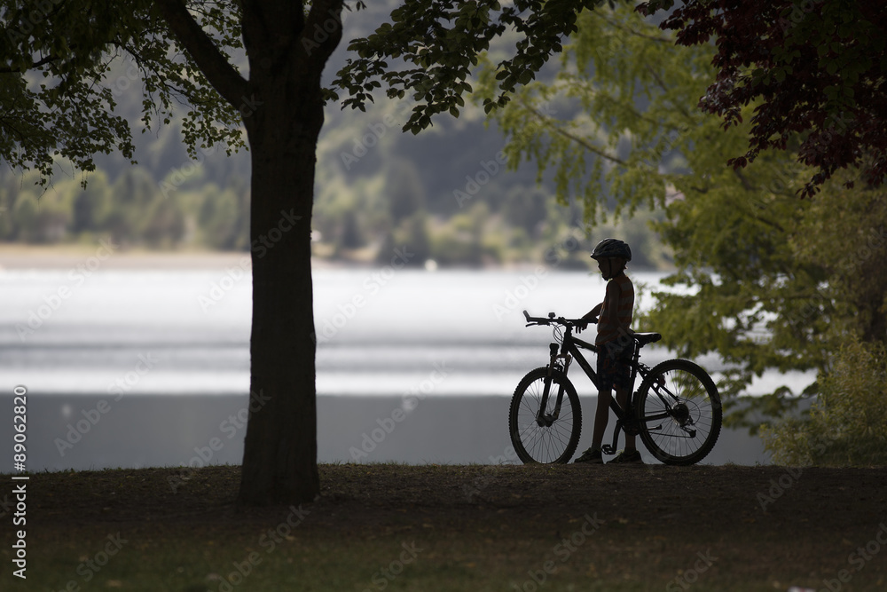 biker sul lago