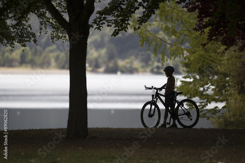biker sul lago