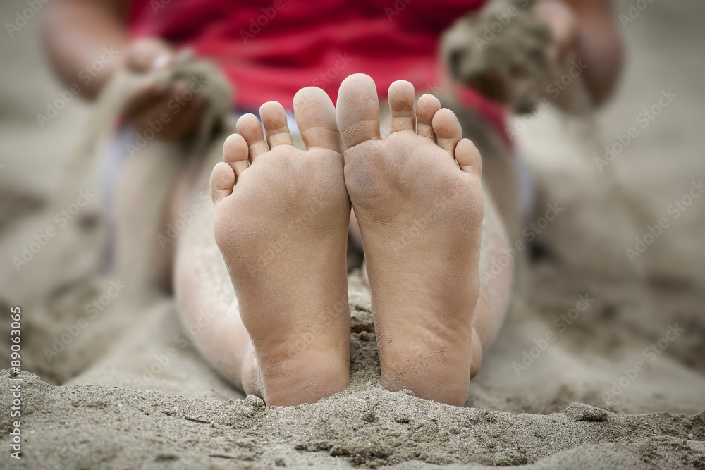 piedi in spiaggia