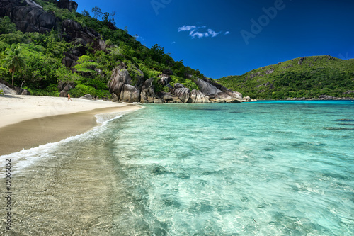Fototapeta Naklejka Na Ścianę i Meble -  Crystal clear blue water of tropical island 