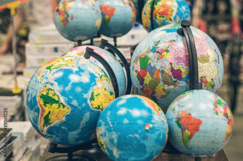 Obraz na płótnie Classroom globes w salonie
