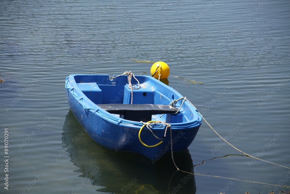 Blauer Ruderboot vor Anker auf dem Wasser Blauer Ruderboot vor Anker auf dem Wasser