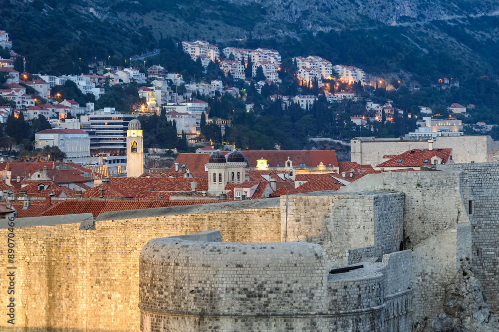 Stadtmauer von Dubrovnik mit Altstadt am Abend