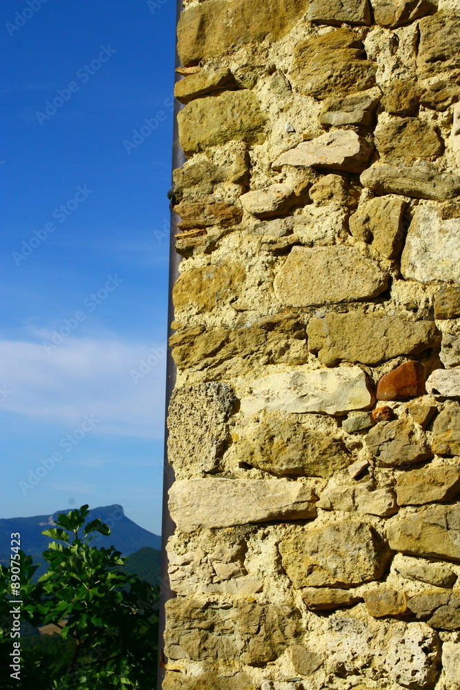 mur de maison en pierres apparentes