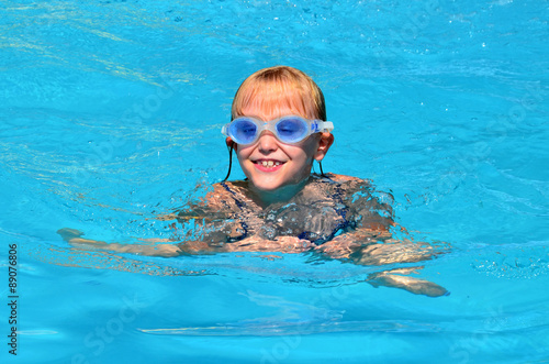 Kind beim schwimmen im pool