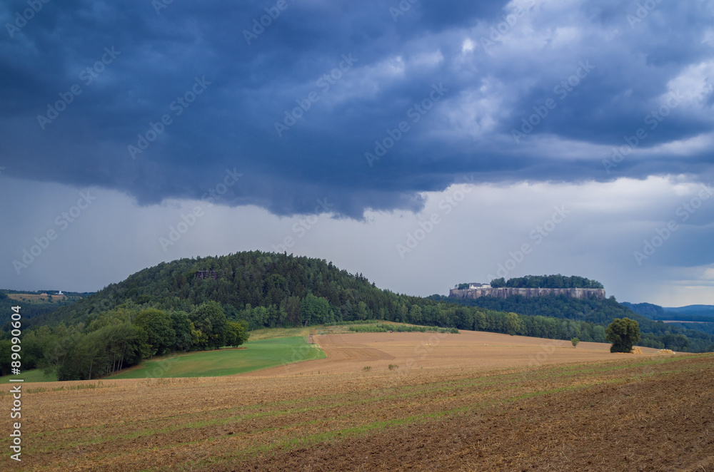 Festung Königstein mit Regenwolken