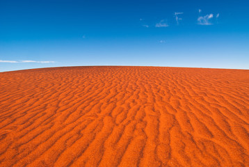Fotobehang Australië Rode zandduin bij Uluru Australië  © greenantphoto