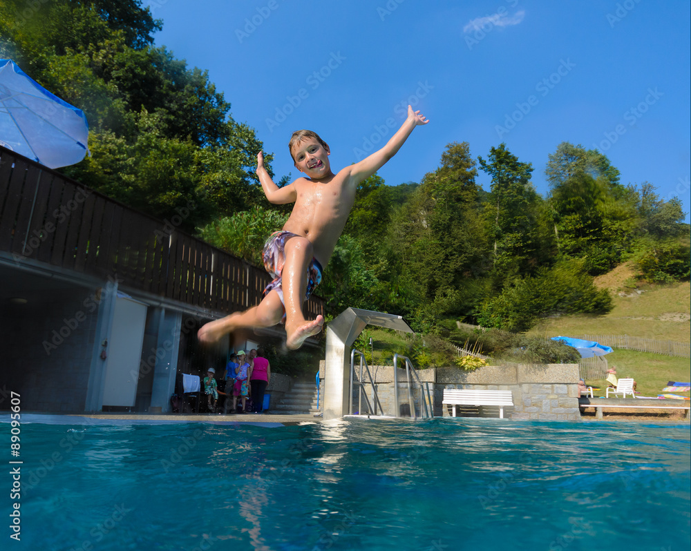 Naklejka premium Poolsprung mit Zungenschnalzer