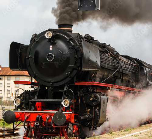 alte Dampflokomotive startet