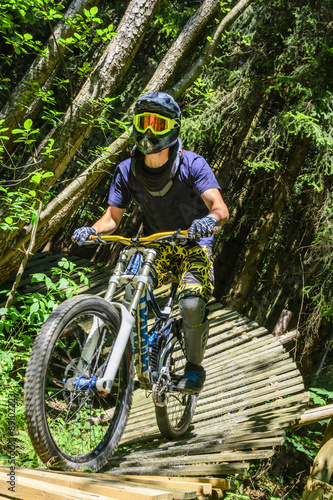 verwegener Mountainbiker im Wald