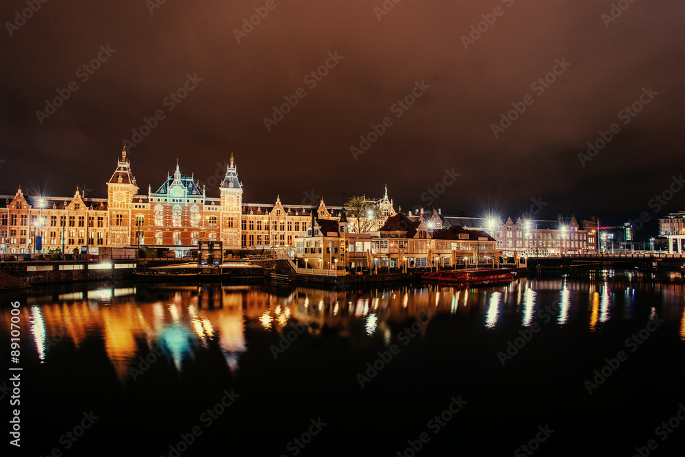 Obraz premium Beautiful night in Amsterdam. Night illumination of buildings an